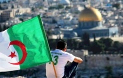 طفلة جزائرية تبكي في اداء دور فلسطين