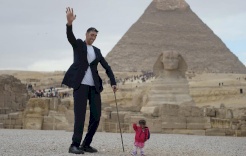اطول رجل يلتقي أقصر امرأة في مصر