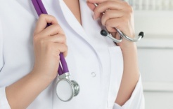 غلق عيادة طبيبة مزيفة اشتهرت بعبارة "كنسنا ومسحنا الأمعاء فتوقف النزيف"