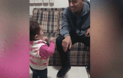فيديو مؤثّر لطفلة تحاول التواصل مع والدها الأصمّ بلغة الإشارة