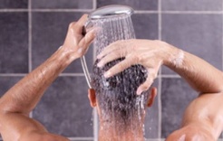 موضة «الاستحمام في الظلام»... هل تُساعد فعلاً على نوم أفضل؟