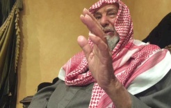 مسن سعودي يعيش حياة أجداده