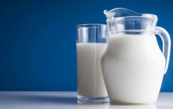 دراسة حديثة تبرئ الحليب من التسبب في الالتهاب