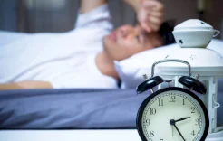 لماذا يجعلك سوء النوم تشعر بأنك أكبر سناً؟
