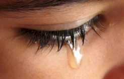 هل تعرف كيف تواسي شخصا يبكي؟.. إليك ما تقوله وتفعله في اللحظات الصعبة