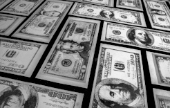 الشرطة: القبض على شخص بحوزته 27 ألف دولار مزيفة في رام الله