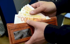 تأكيداً لما انفردت به "صدى نيوز".. حماس تصرف رواتب موظفيها بنسبة منخفضة جديدة
