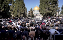 الآلاف يؤدون صلاة الجمعة في المسجد الأقصى وسط قيود إسرائيلية مشددة