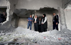 اشتية من أمام ركام منزل عائلة "الفروخ": سنعيد بناء كل بيت يهدمه الاحتلال