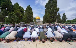 الآلاف يؤدون صلاة الجمعة في المسجد الأقصى