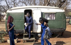 مركبة صدئة توفّر خدمات للعرائس المستعجلين للزواج في زيمبابوي