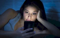 ترفع الدوبامين وتضعف الانتباه.. احذر من مخدرات رقمية داخل هاتفك