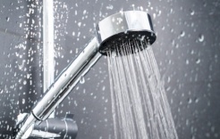 الاستحمام بالماء البارد قد يرفع ضغط الدم لديك فجأة