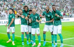 الأخضر السعودي يتمسك بالأمل.. سيناريوهات التأهل إلى دور الـ32 في المجموعة الثامنة