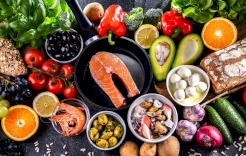 الثلاثي الذهبي: 8 أغذية "شاملة" تمنحك بشرة متوهجة وشعرا قويا وأظافر صلبة