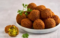 في اليوم العالمي للفلافل.. تعرف على أصل الطعمية المصرية