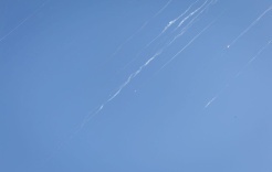 سقوط شظايا صواريخ وسط إسرائيل بعد ضربة إيرانية (فيديو) 