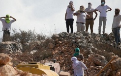 مستوطنون يختطفون مزارعا بعد الاعتداء عليه في نحالين غرب بيت لحم