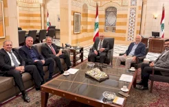 وفد فلسطيني يناقش مع رئيس الحكومة اللبنانية أوضاع اللاجئين ومسار تسليم السلاح داخل المخيمات