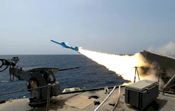 إيران تطلق صواريخ خلال مناورات بحرية قرب مضيق هرمز