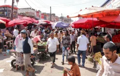 "راتب بلا قيمة إن وُجد".. كيف يدير اليمنيون وضعهم المعيشي؟