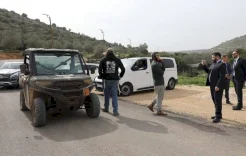 مستعمرون يعترضون جولة لمحافظ سلفيت والسفير الروسي في وادي المطوي