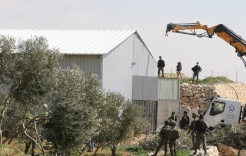 الاحتلال يهدم محال تجارية في بلدة بيت عوا غرب الخليل