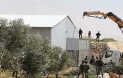 الاحتلال يهدم سور منزل وجزءا من معرض سيارات جنوب جنين (فيديو)
