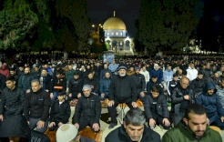 60 ألف مصلٍ يؤدون العشاء والتراويح في "الأقصى"