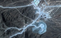 صور الأقمار الصناعية تكشف غارات على مجمع نطنز النووي بإيران