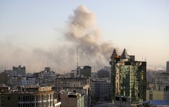 رشقات صاروخية متزامنة من إيران ولبنان نحو إسرائيل وغارات جوية على طهران