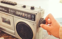 ستون عاماً من التلاوة والنور.. حكاية أقدم إذاعة للقرآن الكريم