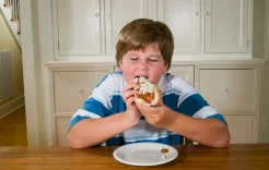 لا تقلق على "الطفل الانتقائي".. علماء يربطون بين "الشراهة" والصحة النفسية