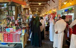 ليالي رمضان تنعش سوق واقف.. حركة بيع نشطة ومقاهٍ مكتظة