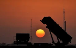 الدفاعات الخليجية تتصدى لهجمات إيرانية.. وسقوط مروحية قطرية في البحر