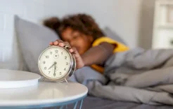 مشكلة كل صباح.. نصائح تضبط استيقاظ الطفل للمدرسة