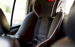 كيف تتحول مقاعد الأطفال في السيارة إلى خطر؟ 6 أخطاء شائعة قد تهدد حياتهم