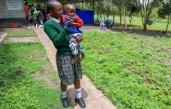 تجربة تعليمية فريدة.. كيف يعيد نموذج كيني الأمهات المراهقات إلى الدراسة؟