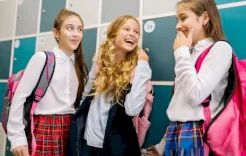 Votre enfant exagère-t-il avec les blagues ridicules ?.. Ce qui se cache derrière cette phase pourrait vous surprendre