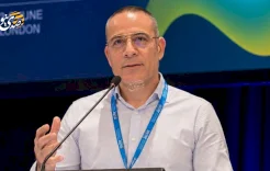 طبيب فلسطيني من قطاع غزة يشارك في مؤتمر EULAR 2026 العالمي لأمراض الروماتيزم في لندن