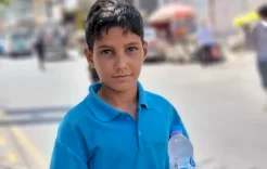 البيع أمام المطبات.. ابتكار أطفال اليمن من أجل البقاء