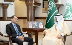 السفير هادي شبلي يلتقي نائب أمير مكة المكرمة