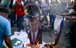 متظاهرون مؤيدون لمادورو يحرقون العلمين الأميركي والإسرائيلي وسط كراكاس