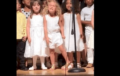  ابنة الأربع سنوات ترقص وتغني بشغف وحماسة!