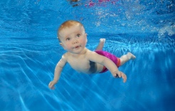 سباحة الاطفال الرضع