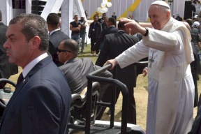 بابا الفاتيكان يترأس قداسا للسلام في القاهرة