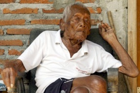 صور| رجل يعيش 147 عاماً مدخناً شرهاً...وقبل وفاته 'يكشف السر'!