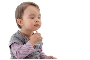 هكذا تتصرفين إذا ابتلع طفلك جسم معدني