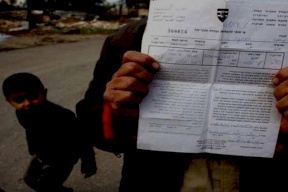 الاحتلال يخطر بهدم منزل في القدس 