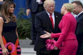 رئيس بولندا: هذه حقيقة مصافحة زوجتي لترامب